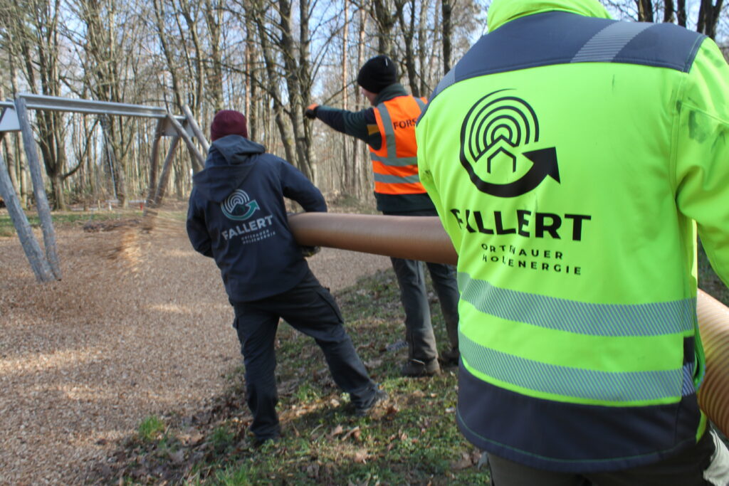 Bodenabdeckung aus Hackschnitzeln auf einer Freifläche
