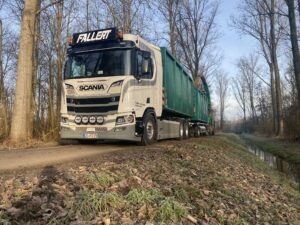 Fallert Scania LKW mit Abrollcontainer im Wald