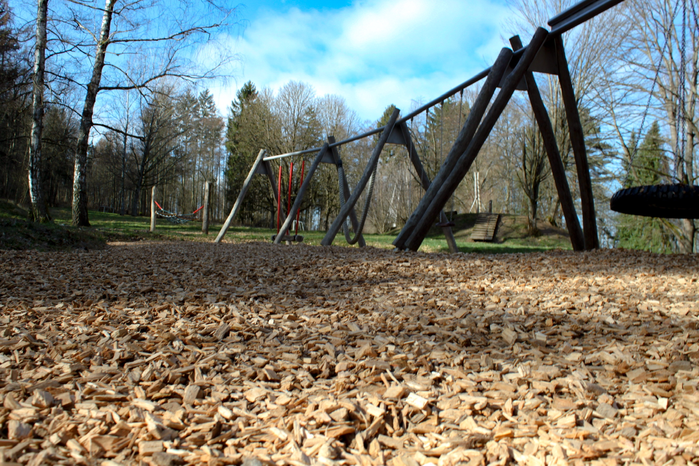 Spielplatz mit TÜV-geprüftem Hackschnitzel-Fallschutz