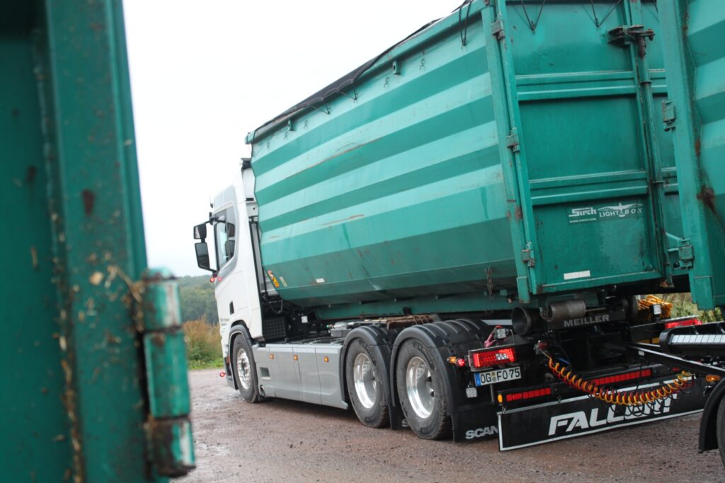 Fallert LKW transportiert Hackschnitzel-Container